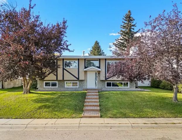 Beautiful Bi-level house with a single and Double Garage with four-post Hoist | Calgary - Photo 1