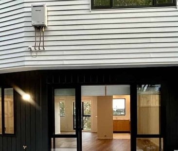 Modern Refurbished Townhouse with Sky Tower View & Pool Access - Photo 5