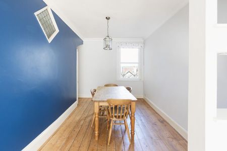 4 Bed House - Photo 2