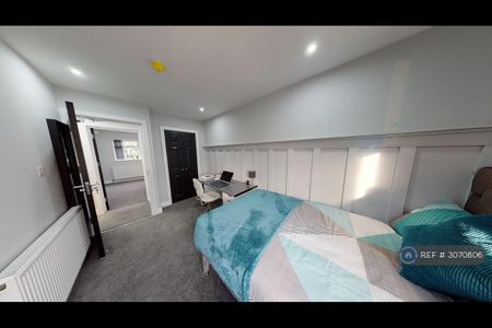 5 bedroom semi-detached house to rent - Photo 4