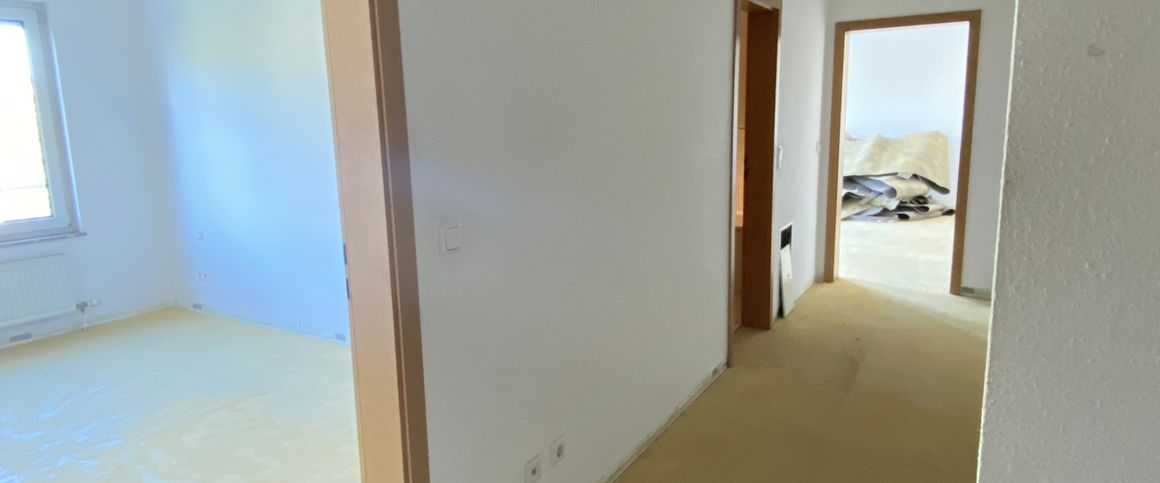 Großzügige 2 Raum-Wohnung mit Balkon wird frisch renoviert - Foto 1