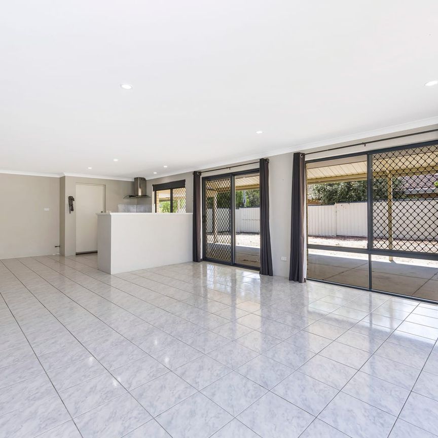 Large Family Home with side access, big backyard and powered workshop - Photo 1