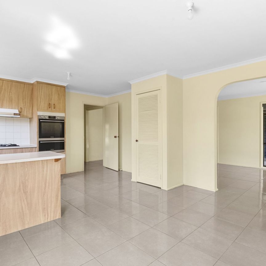 Light filled three bedroom residence in quiet location - Photo 1