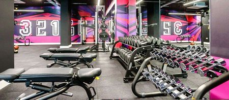 AVAILABLE DEC 6TH | BLEND OF COMFORT AND CONVENIENCE | PARKING AVAILABLE | PRIME LOCATION | 24-HOUR CONCIERGE | RESIDENTS GYM - Photo 2