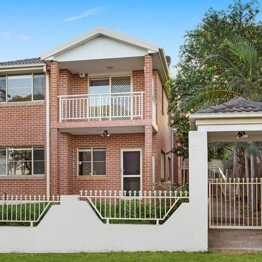 Spacious & Modern Double Storey Townhouse - Photo 1