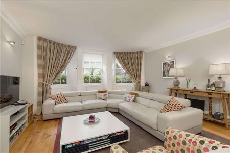 A truly stunning main door lower ground floor furnished two bedroom, two bathroom garden flat in the city centre. - Photo 3
