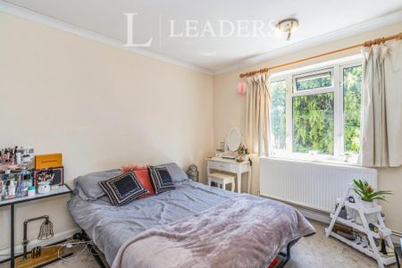 3 bedroom flat to rent - Photo 4