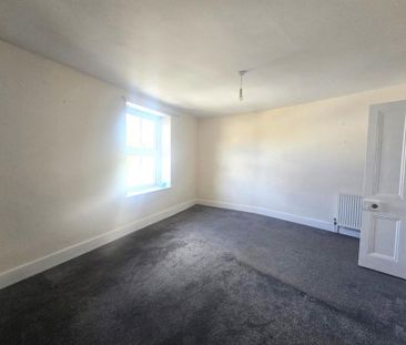 3 bedroom flat to rent - Photo 4