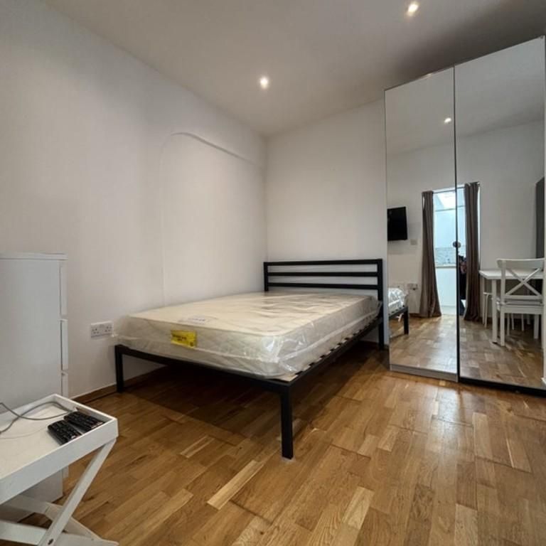 Studio to rent - Photo 1