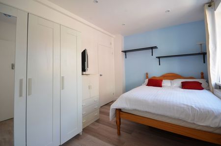 4 Bed Terraced House, Victoria Dock Road, E16 - Photo 2