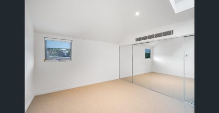 Stunning As New 4 Bedroom Family Home in Tree-Lined Street - Photo 2