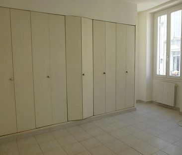 Appartement 3 pièces 58m2 MARSEILLE 6EME 738 euros - Photo 3