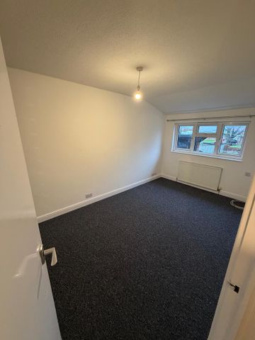 3 bedroom end of terrace house to rent - Photo 2