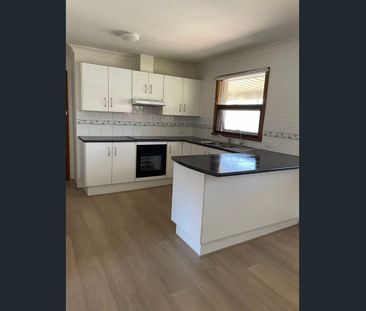 Well-Presented 3 Bedroom Home with Modern Kitchen & Great Transport... - Photo 5