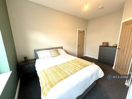 1 bedroom in a house share to rent - Photo 2