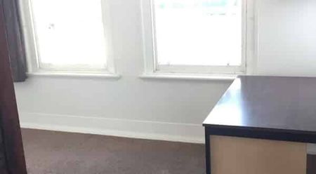 Centrally located flat to uni at a great price - Photo 3