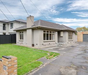 BEAUTIFUL THREE BEDROOM FAMILY HOME - Photo 6