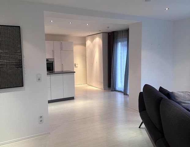 Moderne, möblierte 2 Zi-Wohnung mit Einbauküche, Carport, Garten - Foto 1