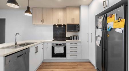 Modern home in a premium Cambridge location - Photo 3