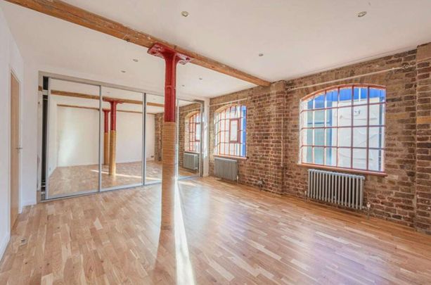 An exceptionally spacious 2 bedroom apartment situated on the second floor (with lift and stair access) of this fine, warehouse conversion, located in the heart of Wapping. - Photo 1