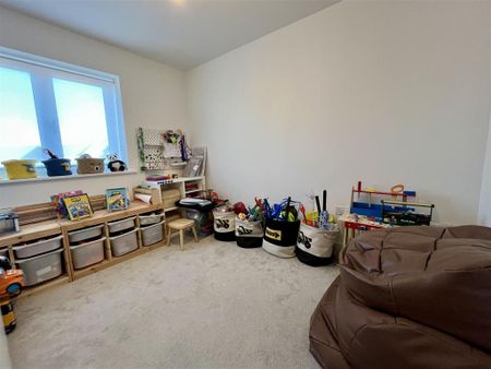 4 bedroom detached house to rent - Photo 3