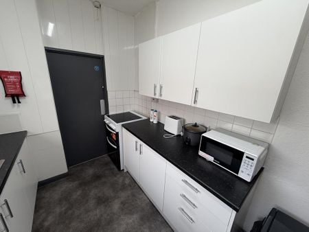 1 bedroom in a house share to rent - Photo 2