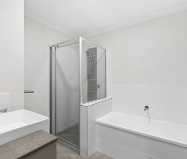 Spacious 4-Bedroom Duplex in Tranquil Collingwood Park - Perfect for Modern Family Living - Photo 4