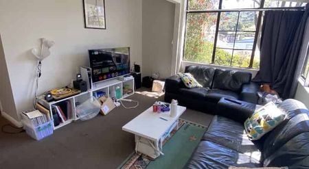 FIVE BEDROOM IN A GREAT LOCATION: - Photo 2