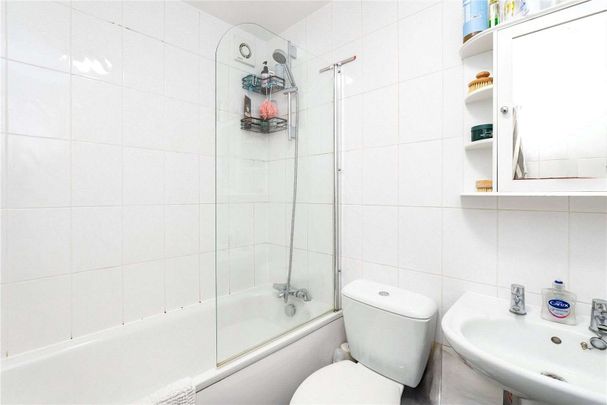 A superb modern two bedroom apartment in the heart of Wimbledon Town. - Photo 1