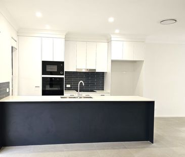 AVAIL 13/11/26-3 BEDROOM 2 BATHROOM TOWNHOUSE WITH DUCTED AIR - Photo 5