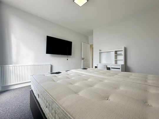Hallfield Estate, London - Photo 1