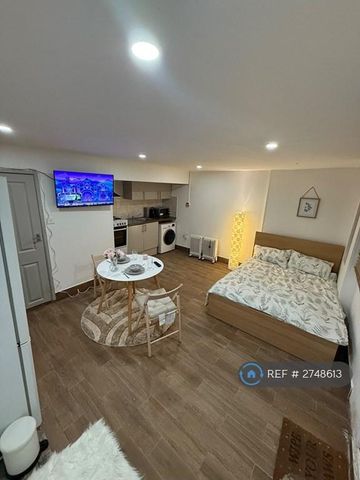 1 bedroom in a house share to rent - Photo 4