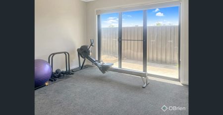 Elegant Family Living in Riverside Estate - Photo 4