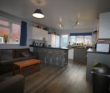 5 Bed Semi-Detached House, Harrison Road, SO17 - Photo 2