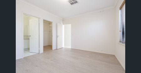 Spacious Street Front Villa - Photo 3