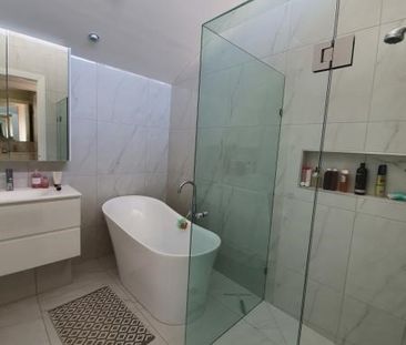 96A Marlborough Street, Bentleigh East VIC 3165 - Townhouse For Ren... - Photo 2