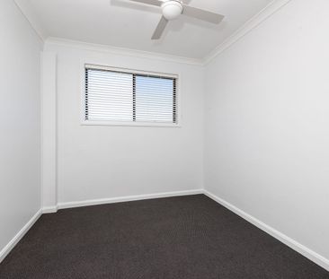 Hidden Gem – Freshly Updated 3 Bedroom Unit in Ultra-Convenient Sho... - Photo 3