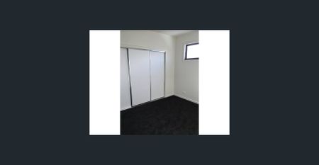 LIGHT FILLED TOP FLOOR APARTMENT - Photo 2