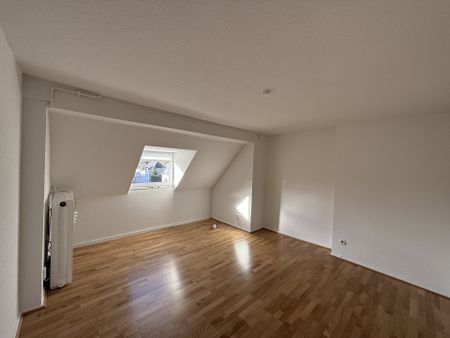 Wohnen mit Blick auf das Bismarckviertel – charmante 3-Zimmer-Dachgeschosswohnung! - Photo 3