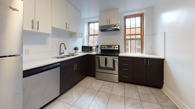 4560 Sainte-Catherine Street W, Montréal, QC - Photo 1