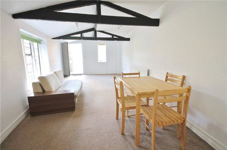 London Road, Staines-upon-Thames, Surrey, TW18 4BN - Photo 2