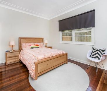 Lovely brick home with spacious pet friendly yard - Photo 2