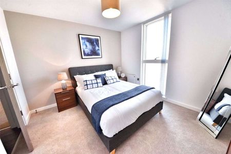 Available Late October | Allocated Parking | Fully Furnished |Two Double Bedroom | Two Bathroom | On-site Concierge & Communal Gardens - Photo 4