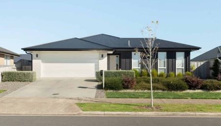 This stunning 4 bedroom, 2 bathroom house is now available for lease. - Photo 2