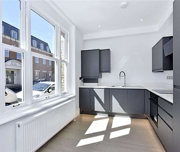 A modern one bedroom apartment over two floors with off-street parking in the heart of Windsor town. - Photo 1