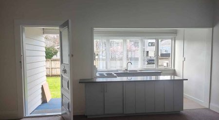Sunny 2-Bedroom Unit in Central Epsom – DGZ - Photo 2