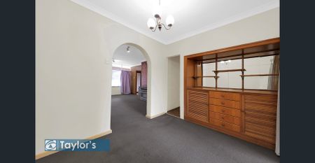 A STYLISH AND SPACIOUS ENTERTAINERS DREAM WITH CHARACTER AND COMFORT - Photo 4