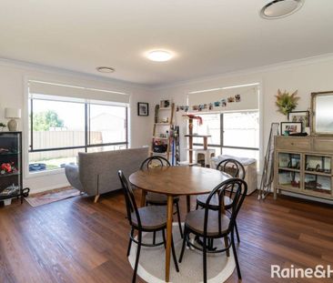 LOW MAITENANCE LLOYD LIVING - Photo 6