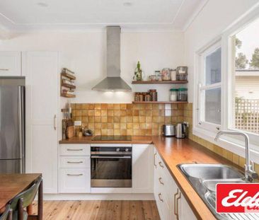 Stylish 2-Bedroom Beachside Home - Photo 2
