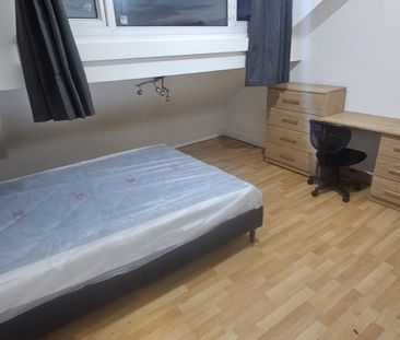 4 Bed - 73 Burly Lodge Terrace, Hyde Park, Leeds - LS6 1QD - Student - Photo 2